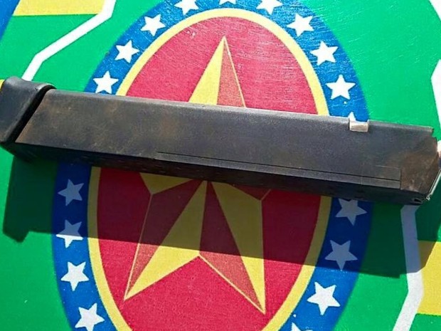 Pente de submetralhadora carregado também foi encontrado no interior do carro (Foto: Divulgação/PRE-GO)